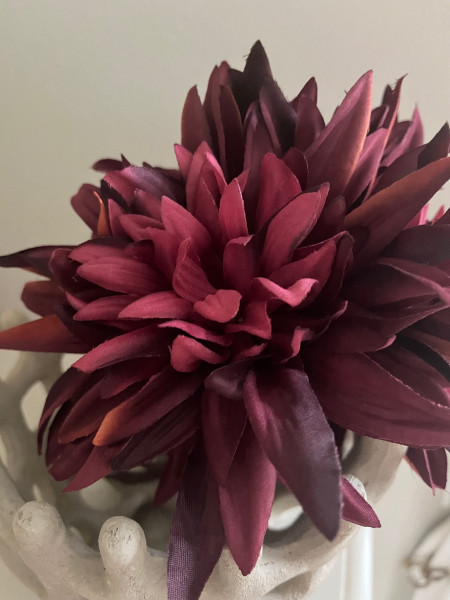 unstblume Dahlie weinrot – naturgetreue Real Touch Blume als edle künstliche Deko für Vase, Tischdeko oder Hochzeit